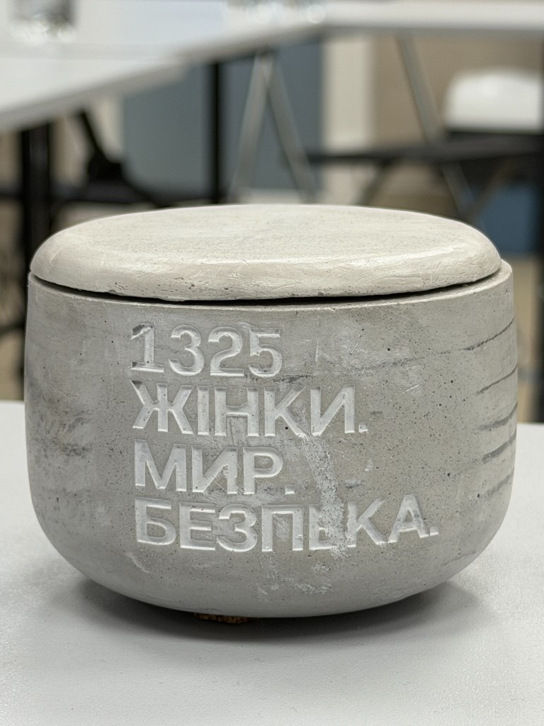 Бетонний виріб з написом про резолюцію РБ ООН 1325 «Жінки, мир, безпека»: нагадування про залучення жінок до миру та безпеки